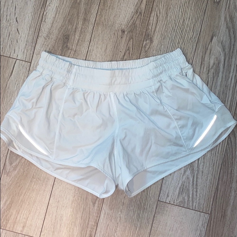 lululemon hotty hot shorts 2.5”